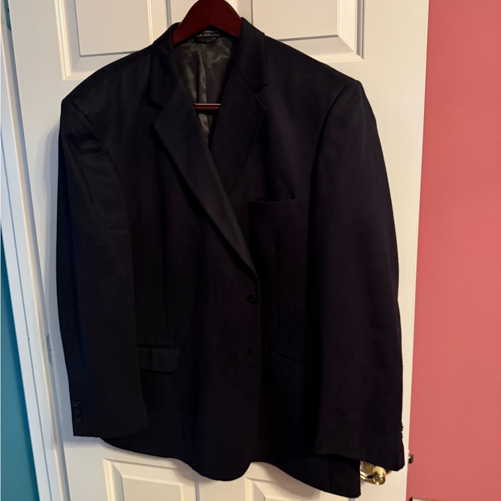 Black Sport Coat with Classic Lapels for Formal Occasions
